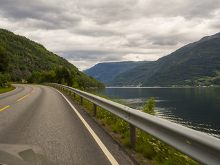 Paisajes de agua, monta&ntilde;as, y prados en la zona de ODDA a JONDAL en el sur de Noruega a orillas del fiordo Hardangerfjorden. Vacaciones de verano de 2017

