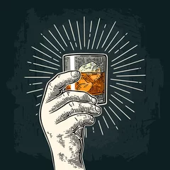 Foto op Plexiglas Voor hem Mannenhand met glas whisky met ray