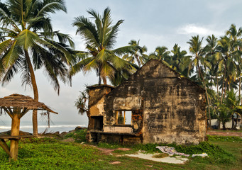 Fototapeta na wymiar Palm Beach. ruins old house after hurricane