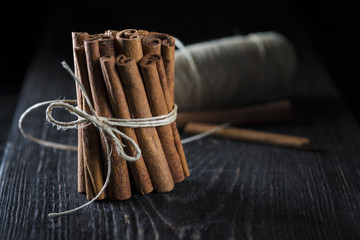 Canela en rama atada con una cuerda, especias orientales para la cocina