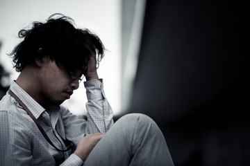 Obraz premium business man is stressed from his work. depression and anxiety concept.