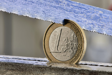 Eine ein Euro Münze wird zersägt - Gespaltenes Europa