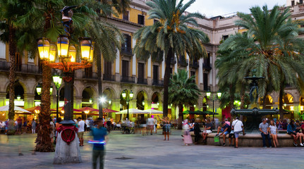 Obraz premium Nightlife of Placa Reial in Barcelona