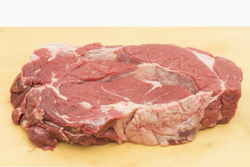 生のステーキ用牛肉