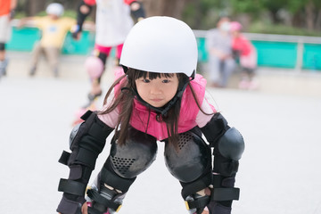 girl play roller skating