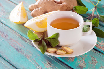 Hausmittel gegen Erkältung, Ingwertee mit Salbei und Zitrone