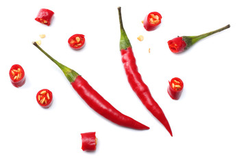 Red hot chili peppers tranchés isolés sur fond blanc vue de dessus
