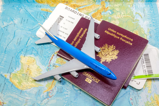 avion, passeports, carte d'accès à bord et ticket de bagages sur carte du monde 