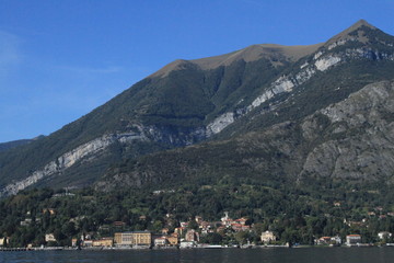 Fototapeta na wymiar Traumkulisse am Comer See: Blick auf Cadenabbia und den markanten Monte Crocione