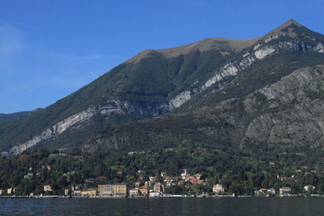 Blick über den Comer See auf Cadenabbia mit Monte di Tremezzo und Monte Crocione