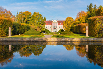 Der im Rokokostil erbaute Äbtepalast befindet sich im Oliwa-Park. Herbstlandschaft. Danzig, Polen.