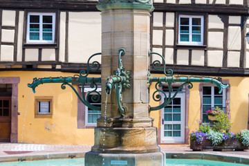 Der Schwendi Brunnen auf dem Platz des ehemaligen Zollamtes in Colmar im Elsass.