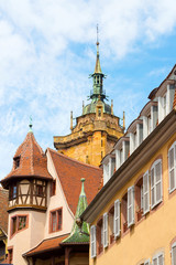 Fototapeta na wymiar Ansicht einer Häuserfront mit alten Fachwerkhäusern und bunten Fensterläden in der schönen alten französischen Stadt Colmar im Elsass.