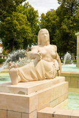 Eine der vier Sandsteinfiguren von dem "Bruat Brunnen" auf dem Marsfeld in der französischen Stadt Colmar im Elsass
