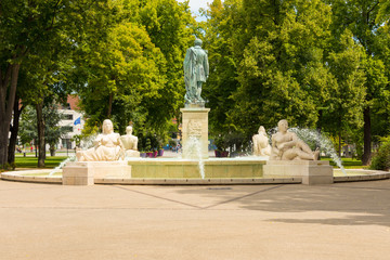 Der "Bruat Brunnen" mit seinen Sandsteinfiguren und einer Bronzestatue des Admirals Bruat auf dem Marsfeld in der französischen Stadt Colmar im Elsass