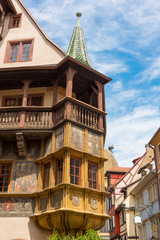 Wunderschön verzierter Erker aus Holz an einem alten Fachwerkhaus in der französischen Stadt Colmar im Elsass.