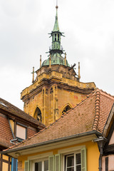 Fototapeta premium Blick auf den Turm und die Kuppel der St. Martinskirche in der alten französisichen Stadt Colmar im Elsass.