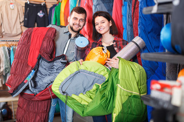 Obraz premium Couple examining touristic equipment items