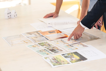 Home seller presenting property advantages - obrazy, fototapety, plakaty