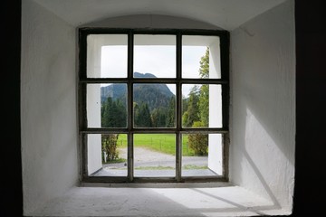 Fototapeta premium Bärnstatt Kapelle Scheffau am Wilden Kaiser Geweiht ist das Kirchlein dem Heiligsten Herzen Jesu verehrt wird in ihr jedoch ganz besonders der heilige Leonhard