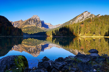 Obersee Herbst Wasserspiegelung See Berge Brünnelistock Bärensolspitz Schatten Licht