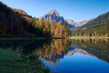 See Obersee Wasserspiegelung Herbstwald Berg Brünnelistock blauer Himmel Schatten Licht Herbst