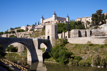 Fototapeta na wymiar Toledo entrance arch bridge