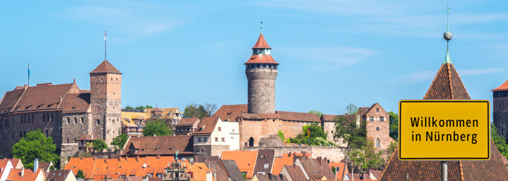 Willkommen in Nürnberg: Begrüßungsschild mit Stadtpanorama
