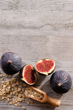 Figs and oatmeal flakes