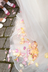 Rosenblüten auf dem Brautkleid