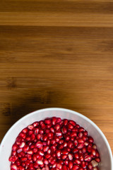 Grani melograno in una tazza su tavolo