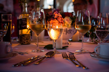 Weingläser Weißwein bei Hochzeit