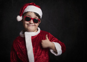 niño divertido con gafas de sol en navidad
