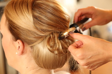 Fototapeta premium Entstehung einer Hochsteckfrisur