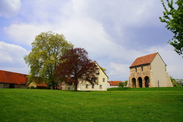Fototapeta na wymiar rechts die Königshalle der Klosterruine Lorsch am Rhein 