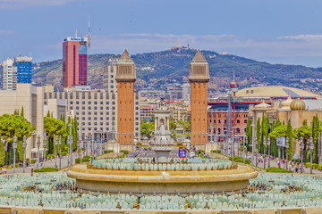 Blick durch das Torres Venecianes auf den Placa Espanya in Barcelona