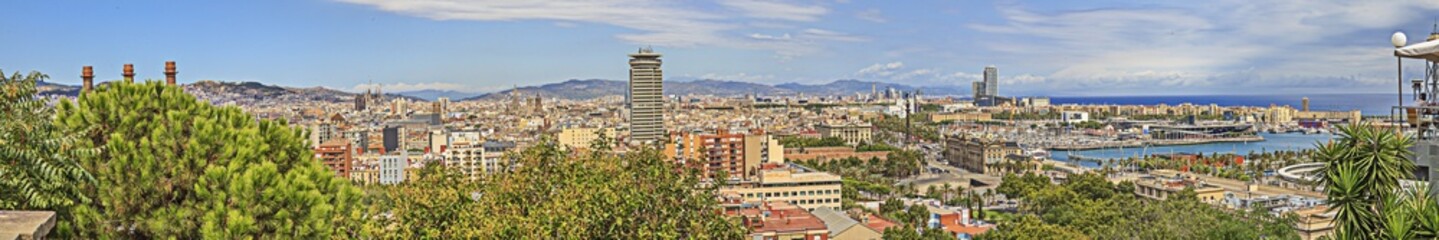 Großes Panorama von Barcelona vom Berg Montjuïc mit Blick auf den Hafen und die Sagreda Familia