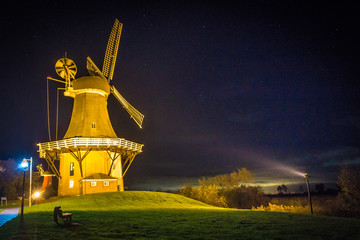 Windmühle in Greetsiel bei Nacht, Deutschland