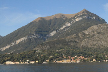 Fototapeta premium Blick auf Cadenabbia am Comer See mit Monte di Tremezzo und Monte Crocione