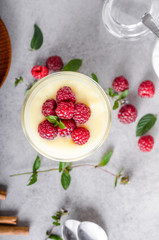 Vannila berries pudding