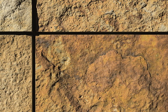 Fassade aus Natursteintafeln