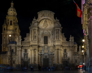 Fototapeta na wymiar Catedral con características barrocas, góticas, renacentista de Murcia. Catedral de Murcia foto de noche. Nocturno.