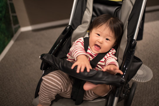 Baby who hates to ride a stroller / A Japanese baby of ten months of age