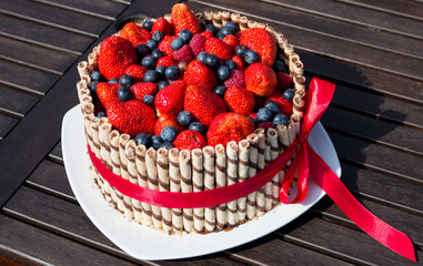 strawberries and blueberries fruit cake