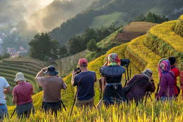 Deurstickers Mu Cang Chai Ongedefinieerde reiziger die foto& 39 s neemt over de rijstvelden op terrassen van Mu Cang Chai District, provincie YenBai, Noordwest-Vietnam