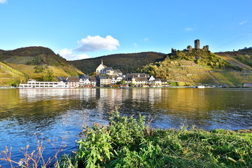 Obraz premium Landschaft der Mosel im Herbst, Beilstein