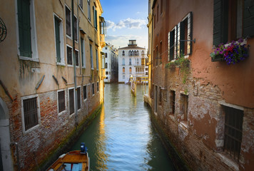 Fototapeta na wymiar Narrow channel in Venice