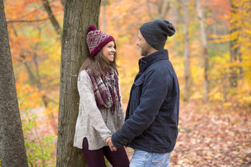 Fototapeta premium Young couple in love in a park on a autumn day