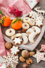 Verschiedene Plaetzchen zu Weihnachten