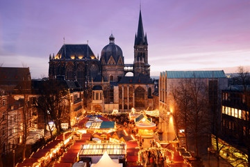 Fototapeta na wymiar Weihnachtsmarkt in Aachen mit Aachener Dom